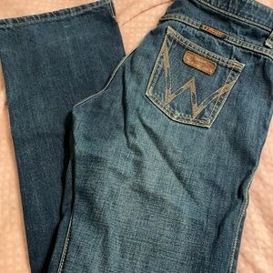 Women’s wrangler cash jeans. Size 5/6. Length 32.